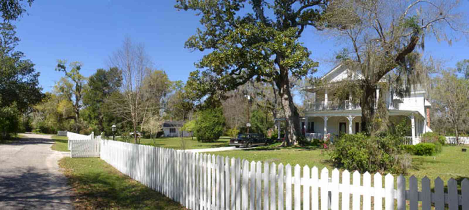 Bagdad:-Creary-Crawford-Walsh-House_02.jpg:  white picket fence, victorian house, magnolia tree