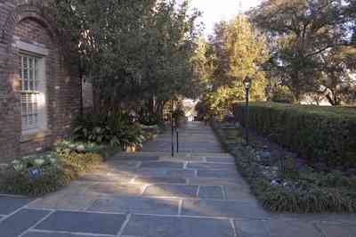 bellingrath+gardens-main+building+walkway_01.jpg:  