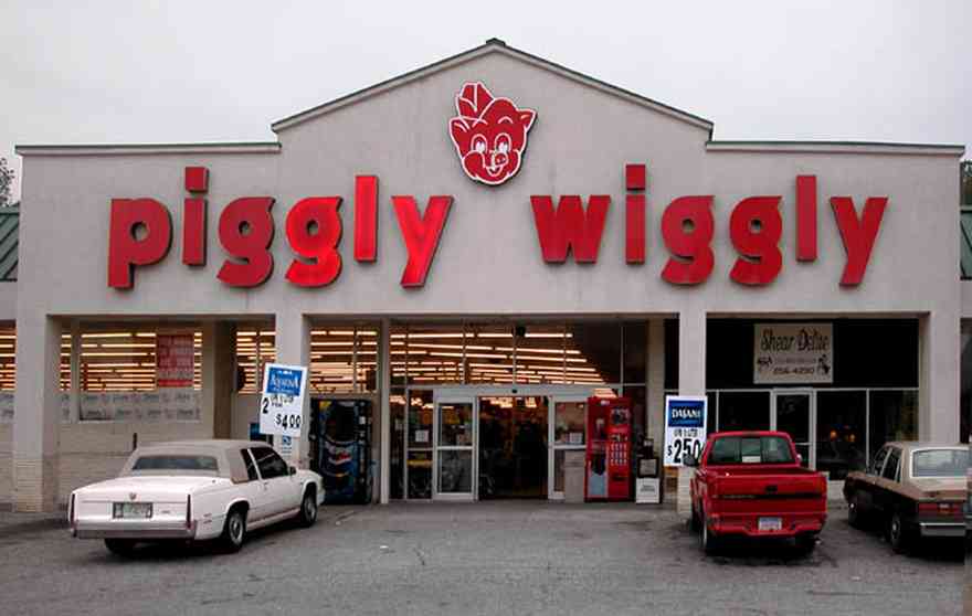 Century:-Piggly-Wiggly-Supermarket_01.jpg:  supermarket, grocery store, parking lot