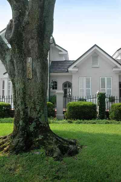 East-Hill:-1823-East-La-Rua-Street_01.jpg:  oak tree, shutters, front porch, bayshore, wrought-iron fence, 
