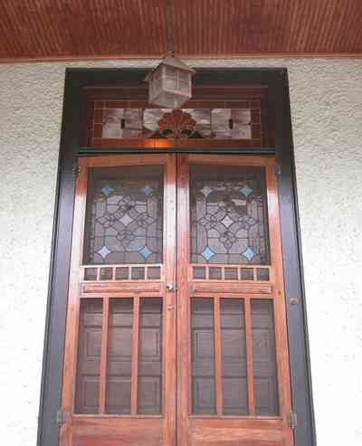 North-Hill:-304-West-Gadsden-Street_06.jpg:  screen door, stained glass front door, beaded ceiling, heartpine ceiling, columns, stucco walls, picket fence, magnolia tree, north hill preservation district