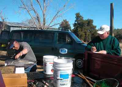 Oak-Grove:-Carpenters-Catfish-Farm_07a.jpg:  cleaning fish, cleaning catfish, fin, spiny fin, farm, farmer, catfish pond