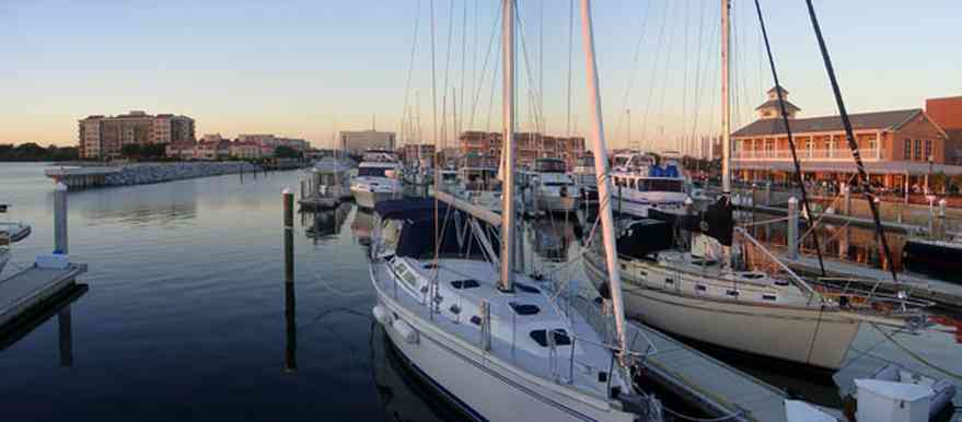 Pensacola:-Downtown:-Palafox-Pier_01.jpg:  marina, port, pier, dock, sailing boat, yacht, lilos restaurant