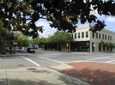 Pensacola:-Palafox-Historic-District:-Ferdinand-Plaza_08.jpg:  town square, plaza, obelisk, stone wall, oak trees, magnolia trees, historic district, courthouse, zaragoza street, jackson's restaurant, empire building
