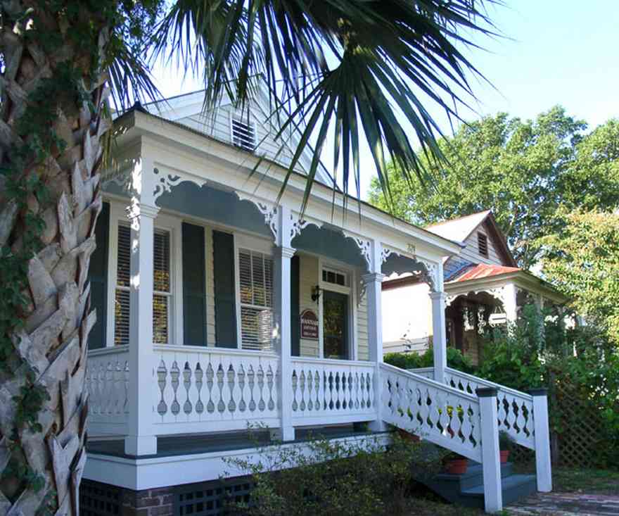 Pensacola:-Seville-Historic-District:-331-East-Intendencia-Street_01.jpg:  palm tree, creole cottage, shotgun cottage, victorian cottage