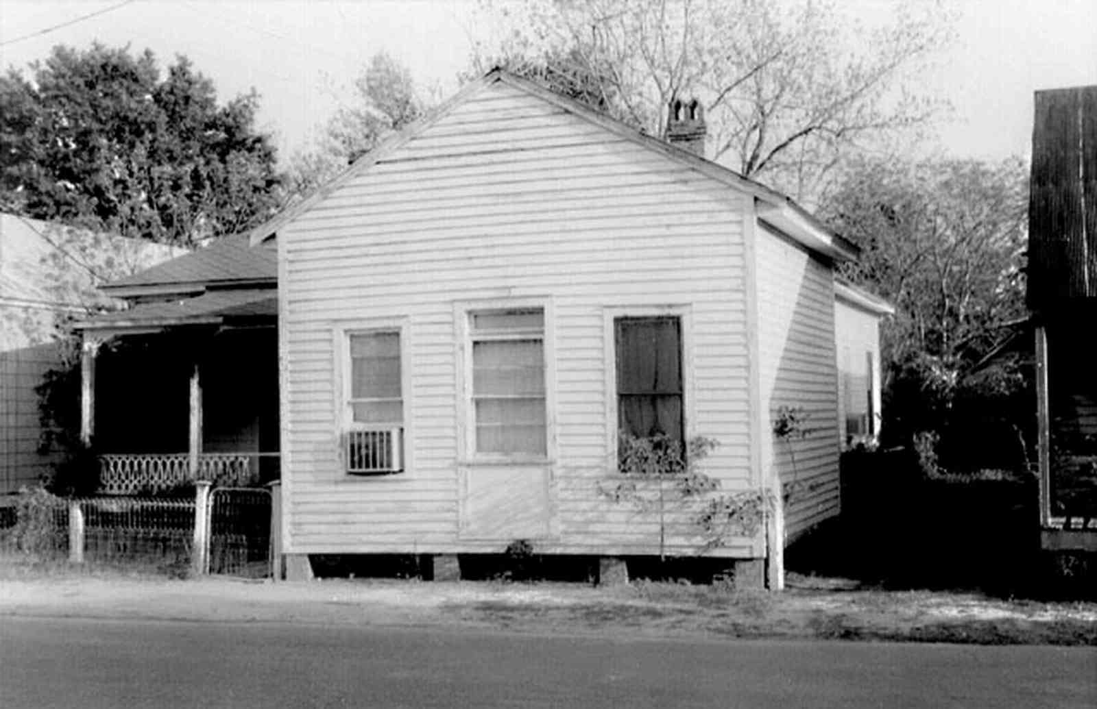 Pensacola:-Seville-Historic-District:-433-East-Zaragoza-Street_000.jpg:  slum, shack, victorian house, historic village