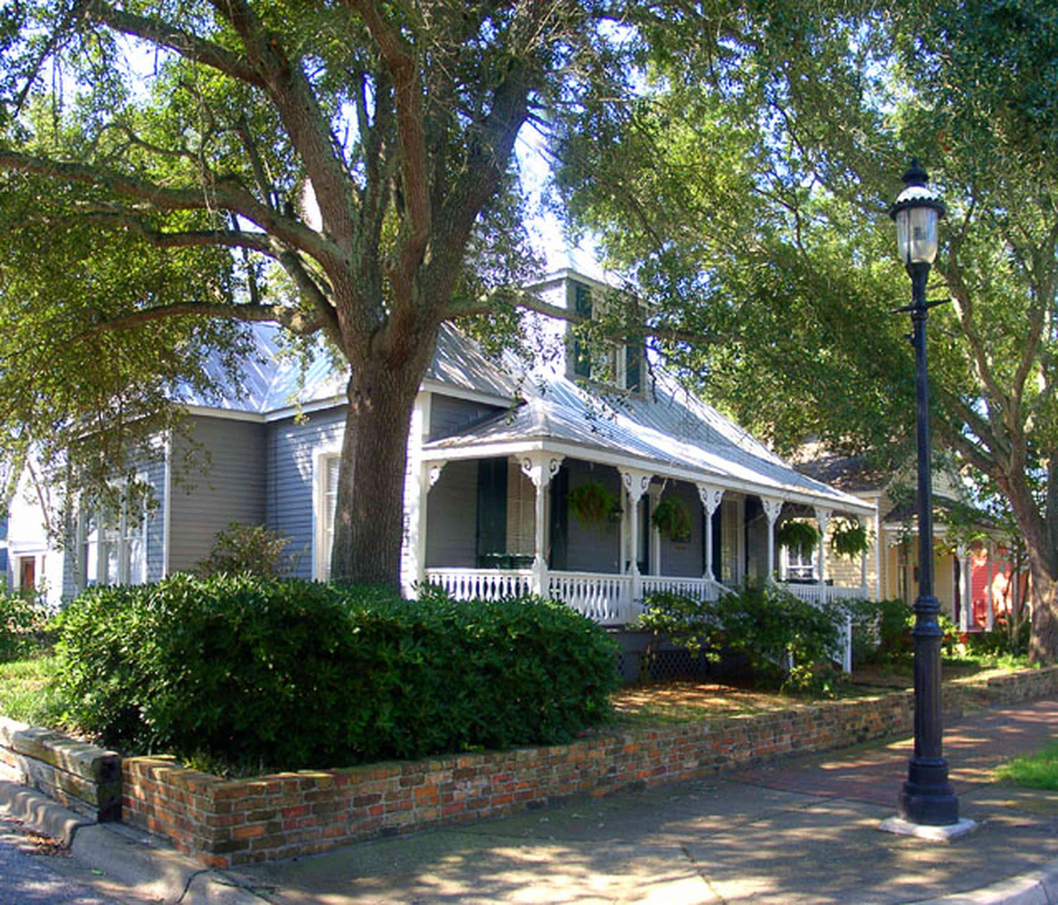 Pensacola:-Seville-Historic-District:-437-East-Zaragoza-Street_01.jpg:  four-square georgian house, victorian cottage