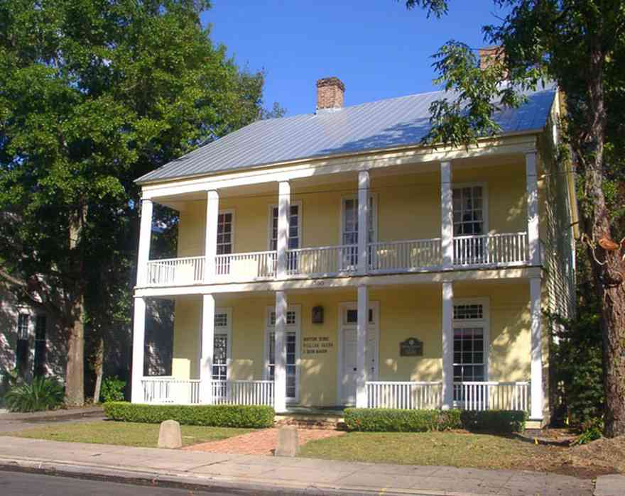 Pensacola:-Seville-Historic-District:-Baker,-Norton,-Bond-Law-Firm_01.jpg:  law firm, georgian architectural style, pecan tree