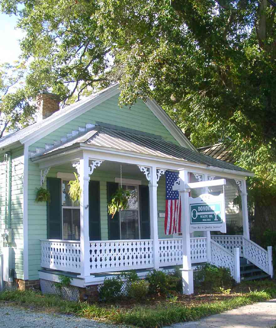 Pensacola:-Seville-Historic-District:-Donovan-Realty-Company_01.jpg:  creole cottage, front porch, oak tree