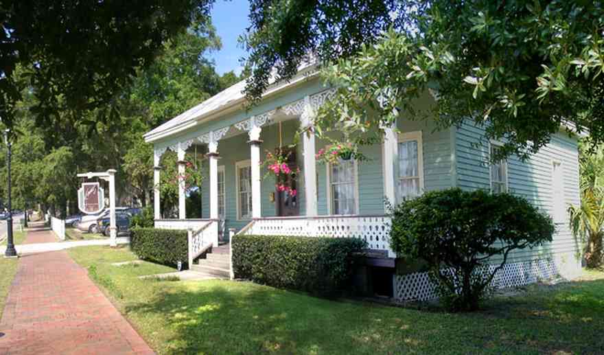 Pensacola:-Seville-Historic-District:-Jamies-Restaurant_03.jpg:  victorian cottage