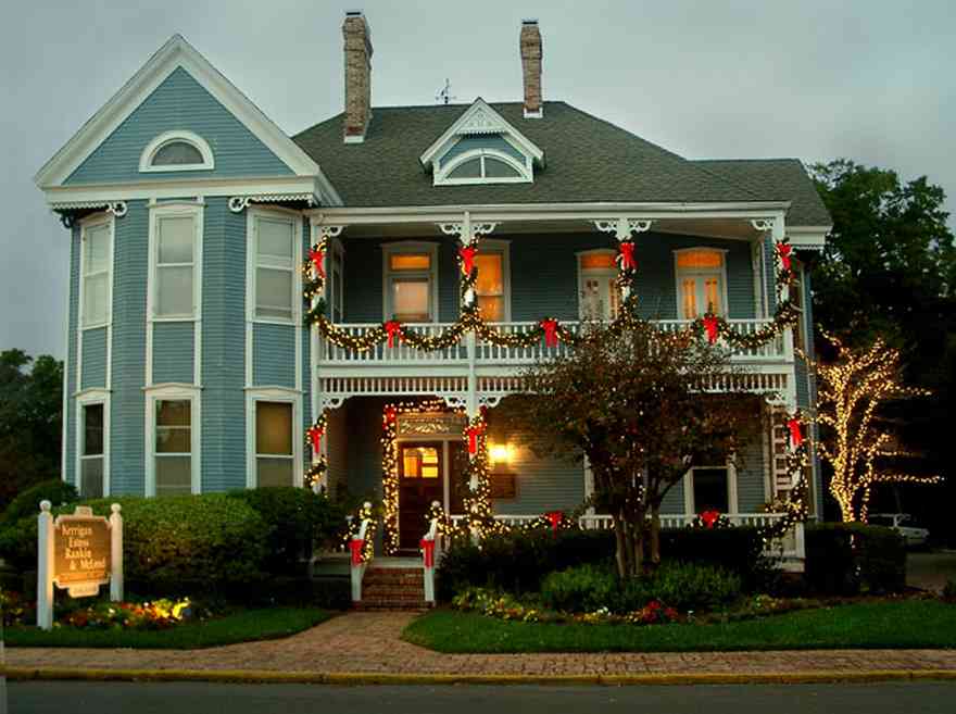 Pensacola:-Seville-Historic-District:-Kerrigan,-Estees,-Rankin,-McLeod-Law-Offices_.jpg:  victorian home, christmas decorations, garland, bows, pansies, crepe myrtle tree