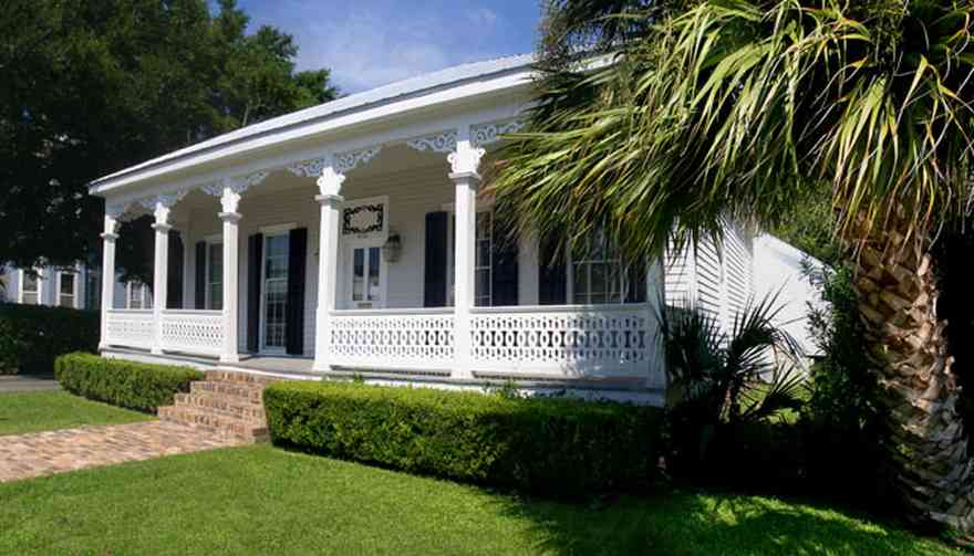 Pensacola:-Seville-Historic-District:-Sherrill-Appraisal-Company_01.jpg:  palm tree, victorian house