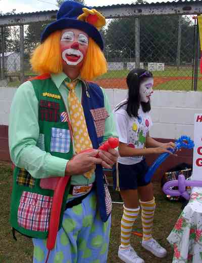 Chumuckla:-Hwy-182_04.jpg:  clown, redneck parade, balloons
