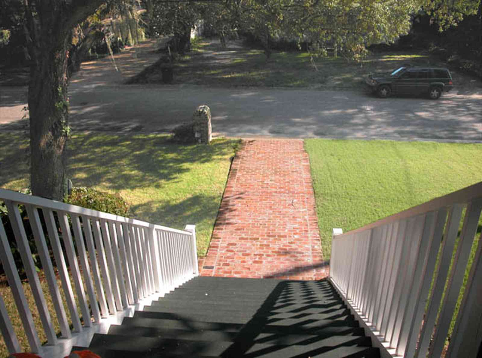 East-Pensacola-Heights:-112-Chipley-Avenue_03.jpg:  staircase, raised cottage, brick sidewalk, oak tree