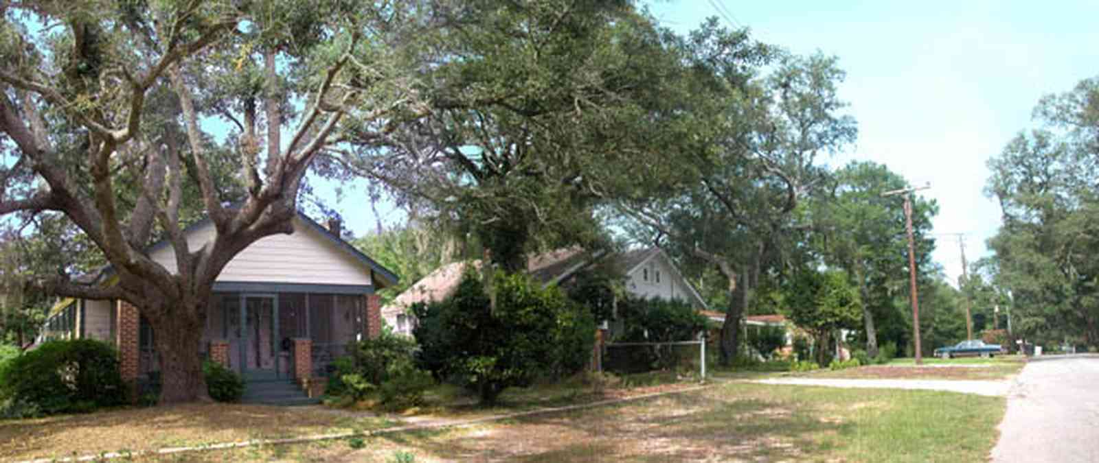 East-Pensacola-Heights:-2900-Jackson-Street_01.jpg:  craftsman cottage, oak tree, spanish moss, chain link fence, front porch