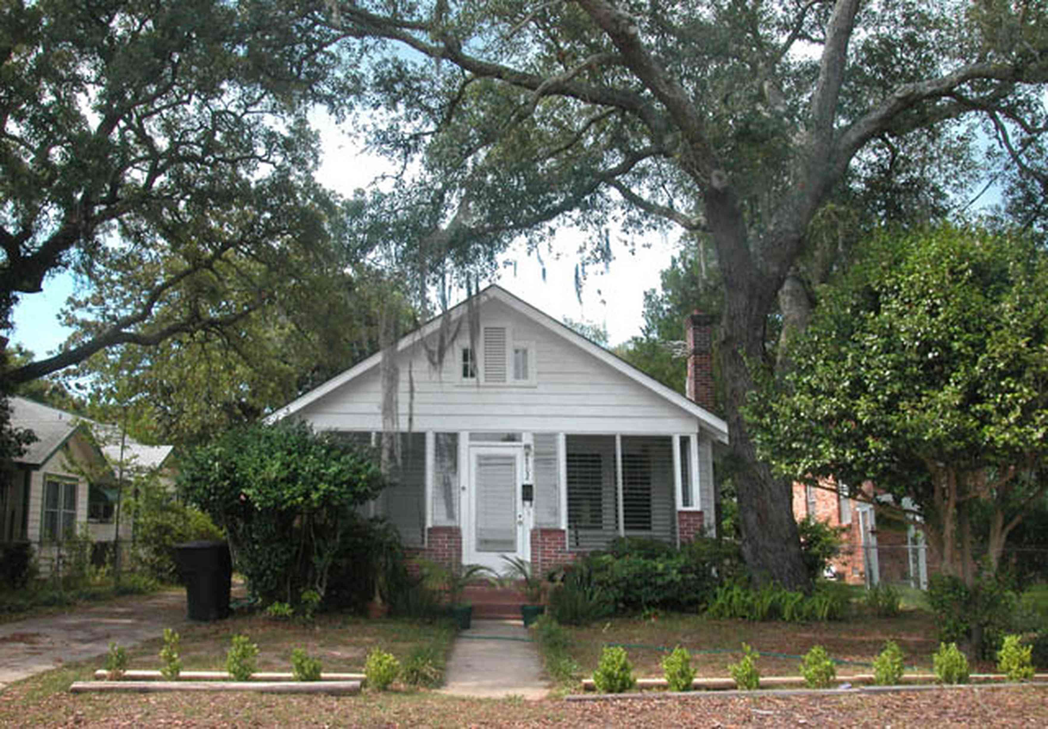 East-Pensacola-Heights:-2900-Jackson-Street_03.jpg:  craftsman cottage, oak tree, spanish moss, chain link fence, front porch