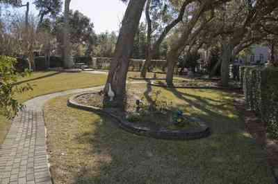 gulf+breeze-peake_27_s+point-couch+dreams-front+garden_02.jpg:  