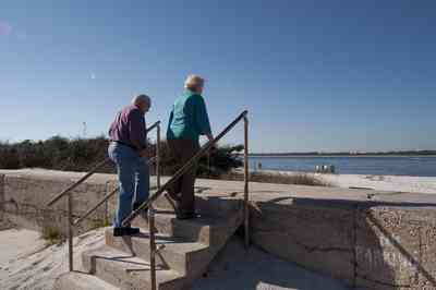 12-31-09+gins+fort+pickens-seawall_02.jpg:  