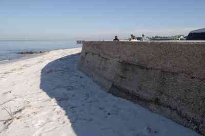 12-31-09+gins+fort+pickens-seawall_03.jpg:  