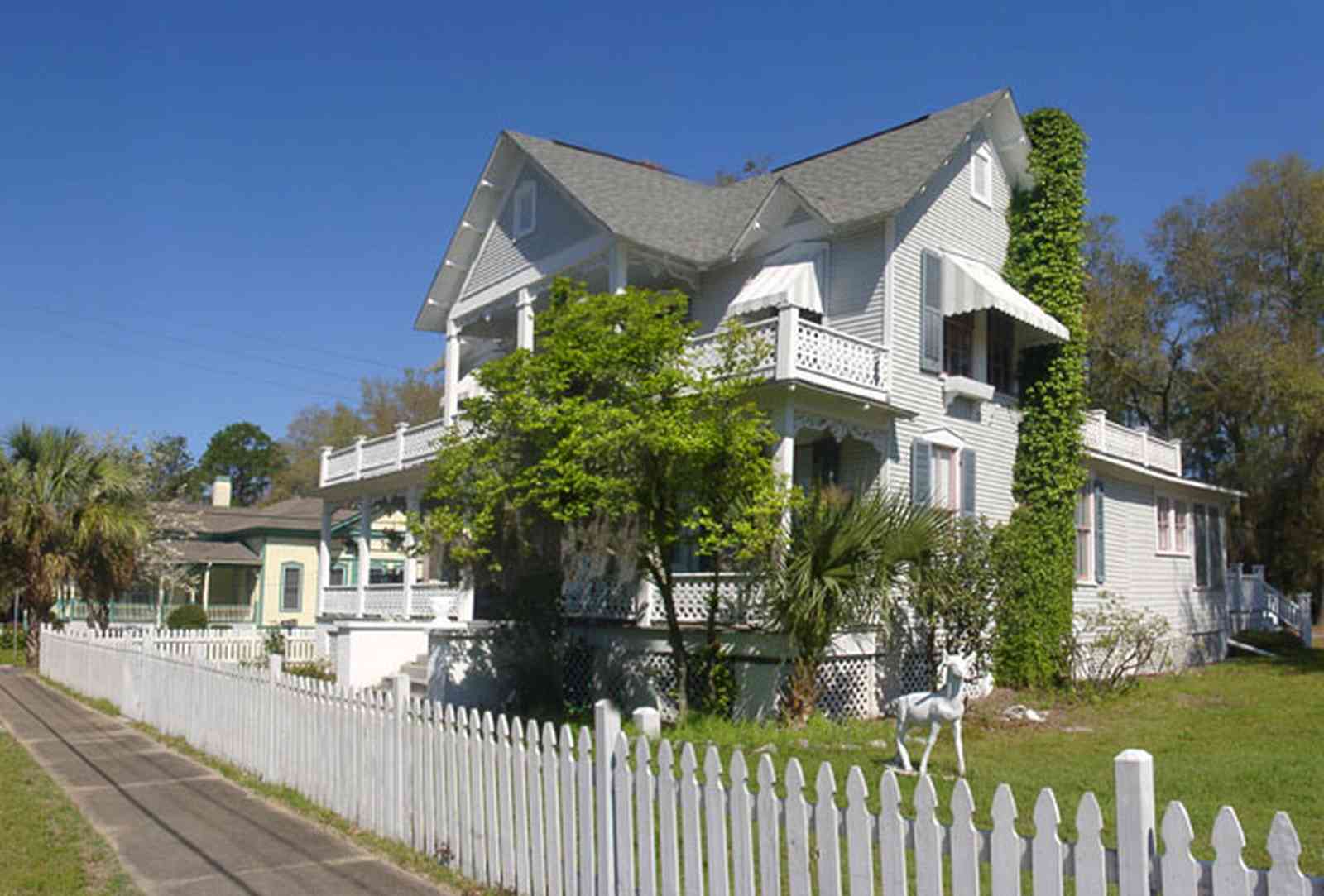 Milton:-Historic-District:-104-Berryhill-Street_01.jpg:  white picket fence, folk victorian house