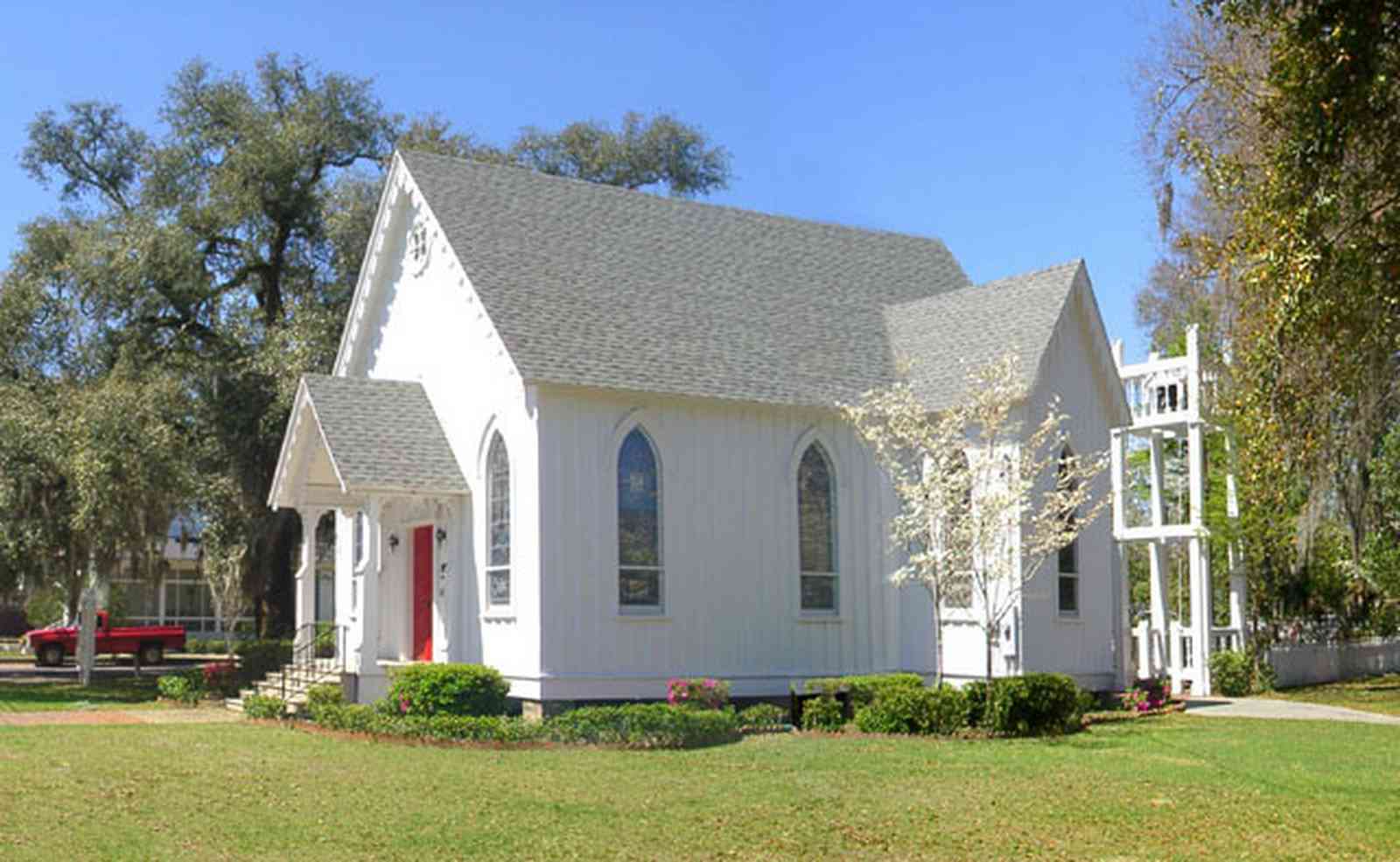 Milton:-Historic-District:-St.-Mary-Episcopal-Church_02.jpg:  victorian structure, gothic style architecture, oak tree, spanish moss