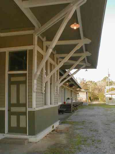 Milton:-L-N-Train-Depot_06a.jpg:  the front of the building faces henry street.