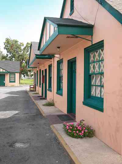 08-18-05-Brownsville-Pensacola-Motor-Lodge_03+WEB.jpg:  tourist court, kitchenette, motel, parking lot