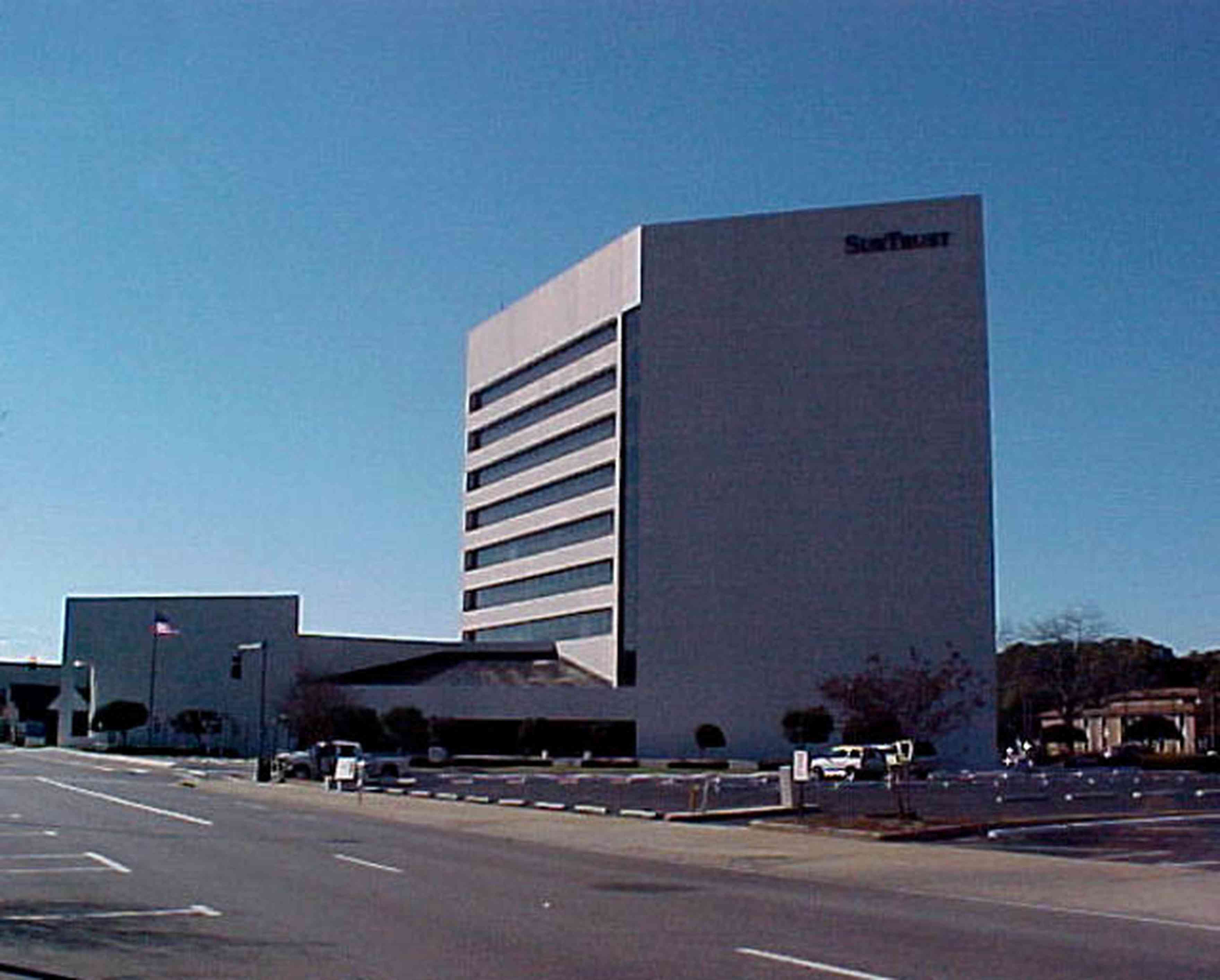 Pensacola:-Downtown:-Sun-Trust-Bank_02.jpg:  office building, bank building, corporate headquarters, office tower