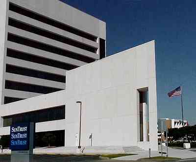 Pensacola:-Downtown:-Sun-Trust-Bank_03.jpg:  office building, bank building, office tower, american flag