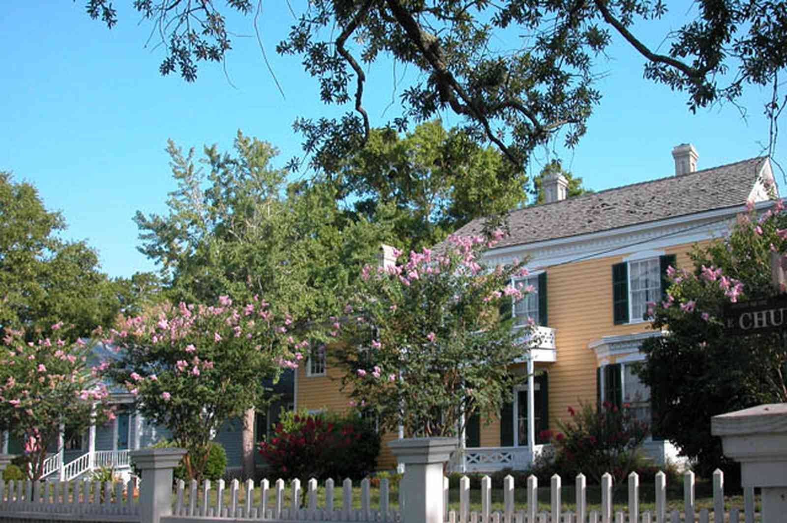 Pensacola:-Historic-Pensacola-Village:-Dorr-House_11.jpg:  picket fence, cottage, folk victorian house, wood shingle roof, oak tree