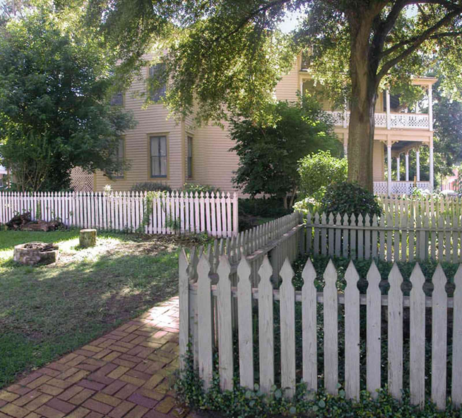 Pensacola:-Historic-Pensacola-Village:-Lear-Rocheblave-House_07d.jpg:  picket fence, dorr house, oak tree, brick sidewalk, victorian home