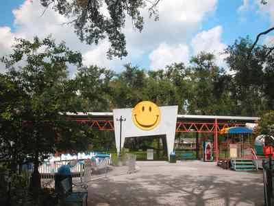 08-18-05-Sams-Fun-City+Smiley+Face+Ride_01+WEB.jpg:  amusement park, ride, smiley, 