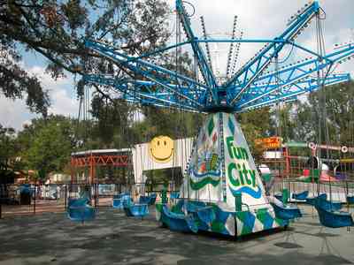 08-18-05-Sams-Fun-City+Smiley+Face+Ride_02+WEB.jpg:  amusement park, ride, swing, 