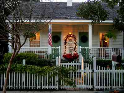 Pensacola:-Seville-Historic-District:-211-South-Florida-Blanca-Street_06.jpg:  picket fence, shake roof, shingle roof, christmas decorations, 