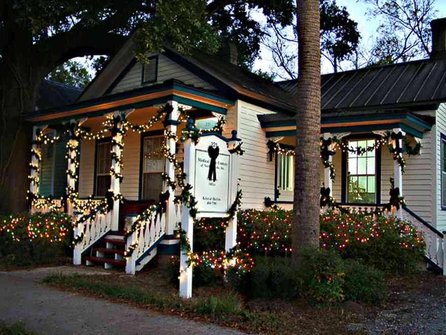 Pensacola:-Seville-Historic-District:-221-East-Government-Street_0.jpg:  victorian shotgun house, porch, deck, oak tree, christmas decorations, garland, christmas lights