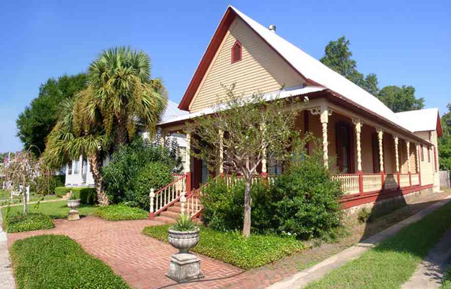 Pensacola:-Seville-Historic-District:-412-East-Government-Street_01.jpg:  victorian house, gingerbread trim, palm tree, historic district