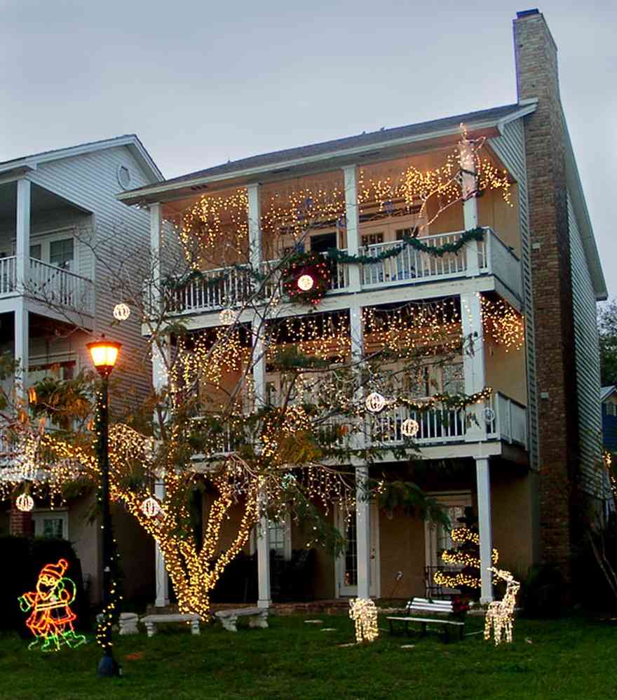 Pensacola:-Seville-Historic-District:-611-Crown-Cove_02.jpg:  christmas decorations, wreath, garland, deer, fountain, 