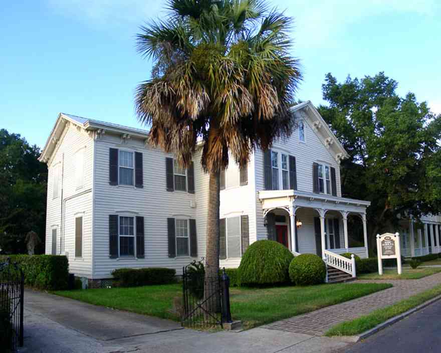 Pensacola:-Seville-Historic-District:-Barry-Silber,-P.A._01.jpg:  palm tree, law firm, victorian house