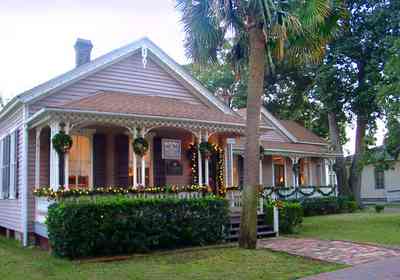 Pensacola:-Seville-Historic-District:-Beroset-And-Keene-Law-Firm_Berose_02.jpg:  victorian cottage, wreath, garland, christmas decorations