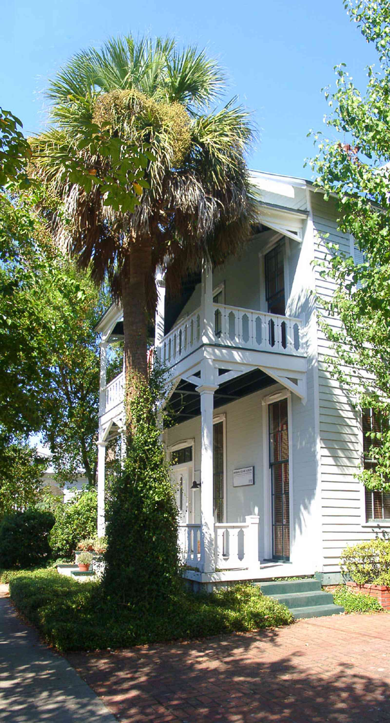 Pensacola:-Seville-Historic-District:-Heffernan,-Holland-And-Morgan-Architects_01.jpg:  greek revival house, palm tree