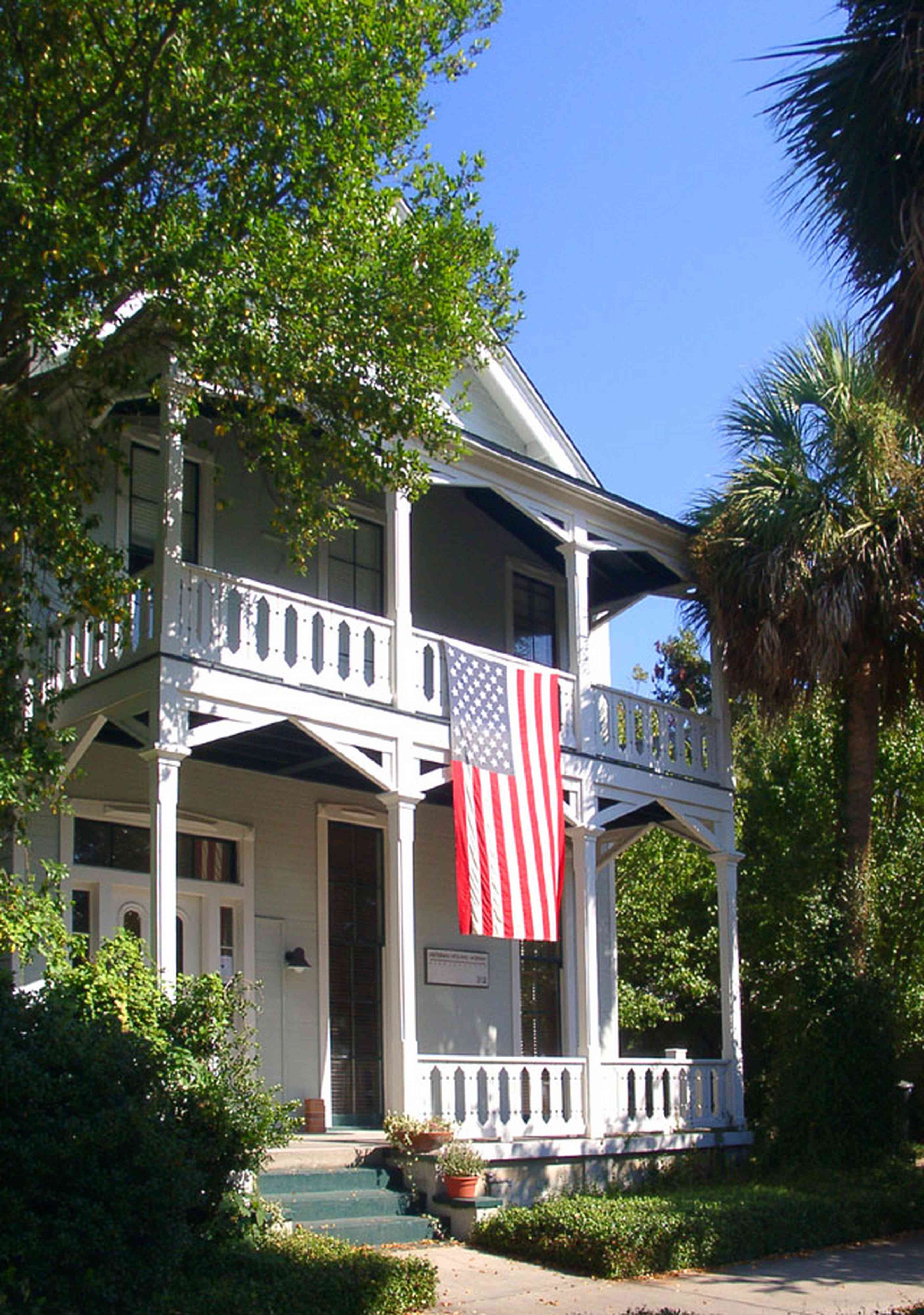 Pensacola:-Seville-Historic-District:-Heffernan,-Holland-And-Morgan-Architects_02.jpg:  greek revival house, american flag, palm tree