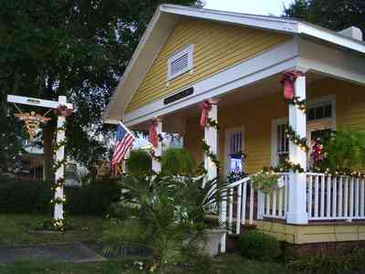 Pensacola:-Seville-Historic-District:-Louis-Fowler,-M.D._03.jpg:  christmas decorations, garland, wreaths, bows