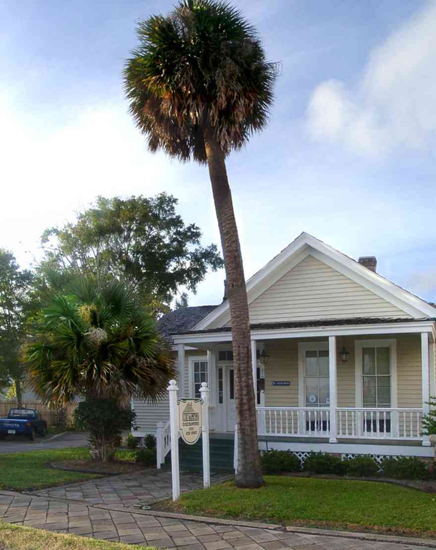 Pensacola:-Seville-Historic-District:-Mortgage-Discounters_01.jpg:  palm tree, creole cottage, victorian cottage, victorian porch, shotgun cottage, historic district