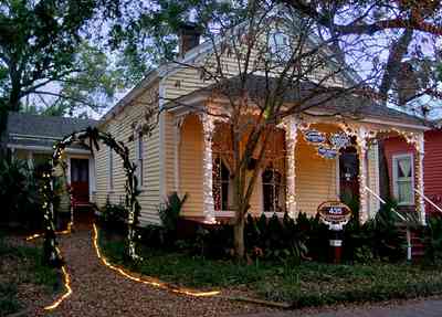 Pensacola:-Seville-Historic-District:-Roberta-Schaffner,-M.D._03.jpg:  christmas decorations, garland, wreath, archway, bows