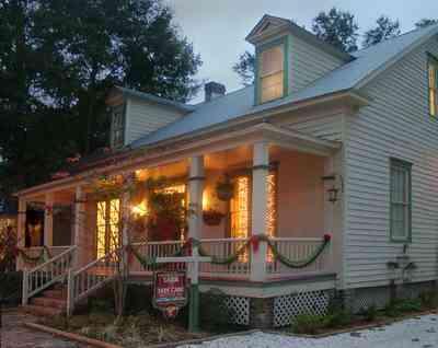 Pensacola:-Seville-Historic-District:-Seville-Allergy-And-Asthma-Clinic,-P.A.,-Charles-Presti,-M.D._05.jpg:  christmas decorations, garland