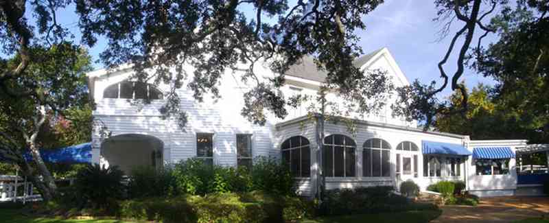 Sanders Beach: Pensacola Yacht Club